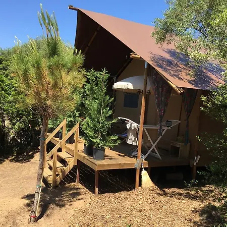 Camping L'hirondelle Drome מלון