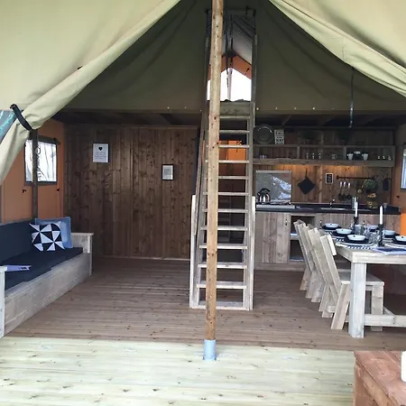 Camping L'hirondelle Drome מלון