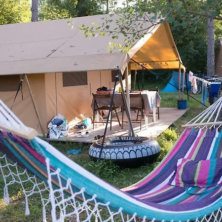 Camping L'hirondelle Drome מלון 4*