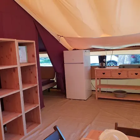 Camping L'hirondelle Drome מלון 4*