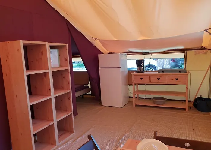 Camping L'hirondelle Drome 酒店 4*